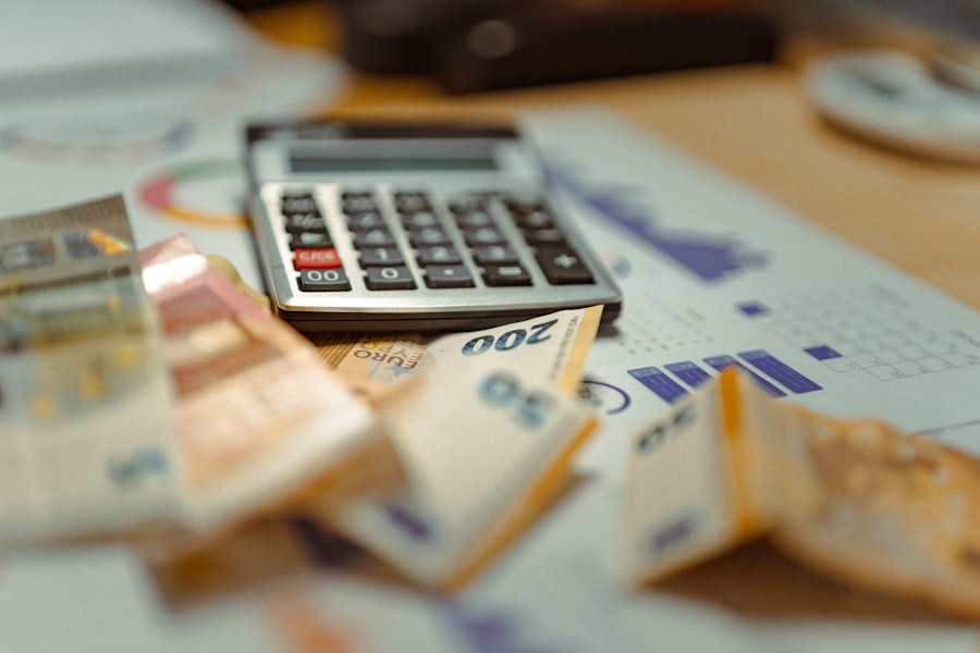 Recibos y calculadora, revisando las finanzas con claridad